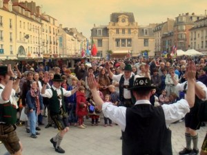 Schuhplattler auf Stadtplatz von St. Germain