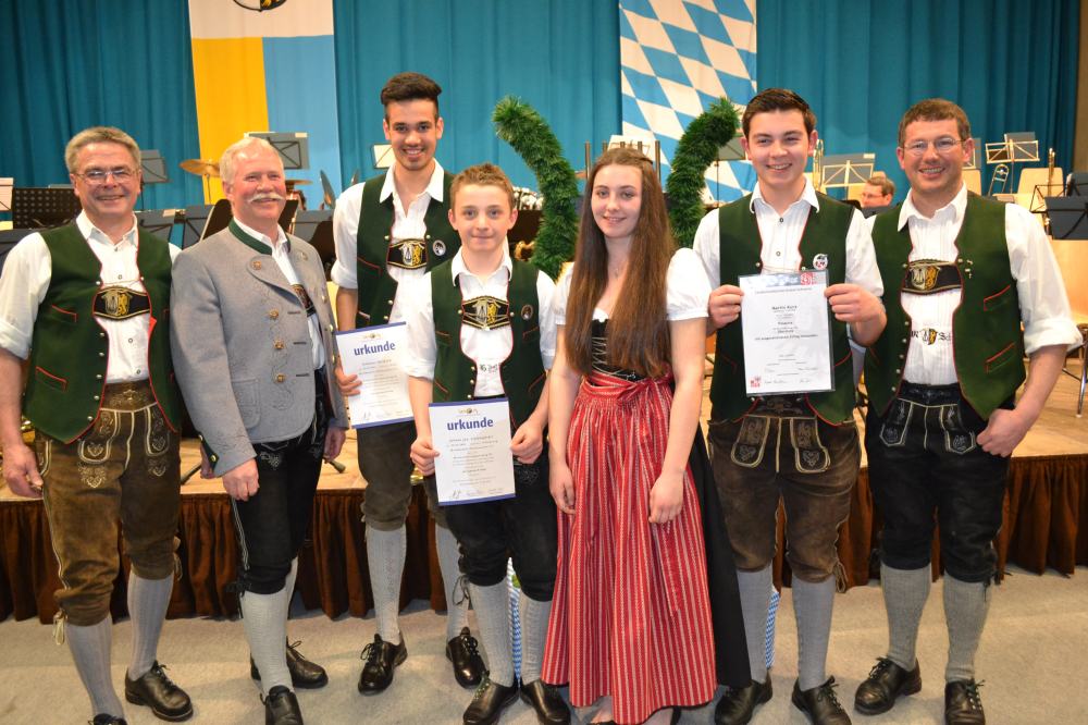 Es gratulierten v.l. Kapellmeister Sebstian Kurz und Martin Obermair vom Musikbund. Bronze für Johannes  Hirnböck, Baßtuba und Hansi Schweighofer, Schlagwerk. Seit  einem Jahr bei der Kapelle, Anna Zaglacher, Trompete. Silber auf Posaune für Martin Kurz. Rechts im Bild Musikvorstand Martin Schweinsteiger
