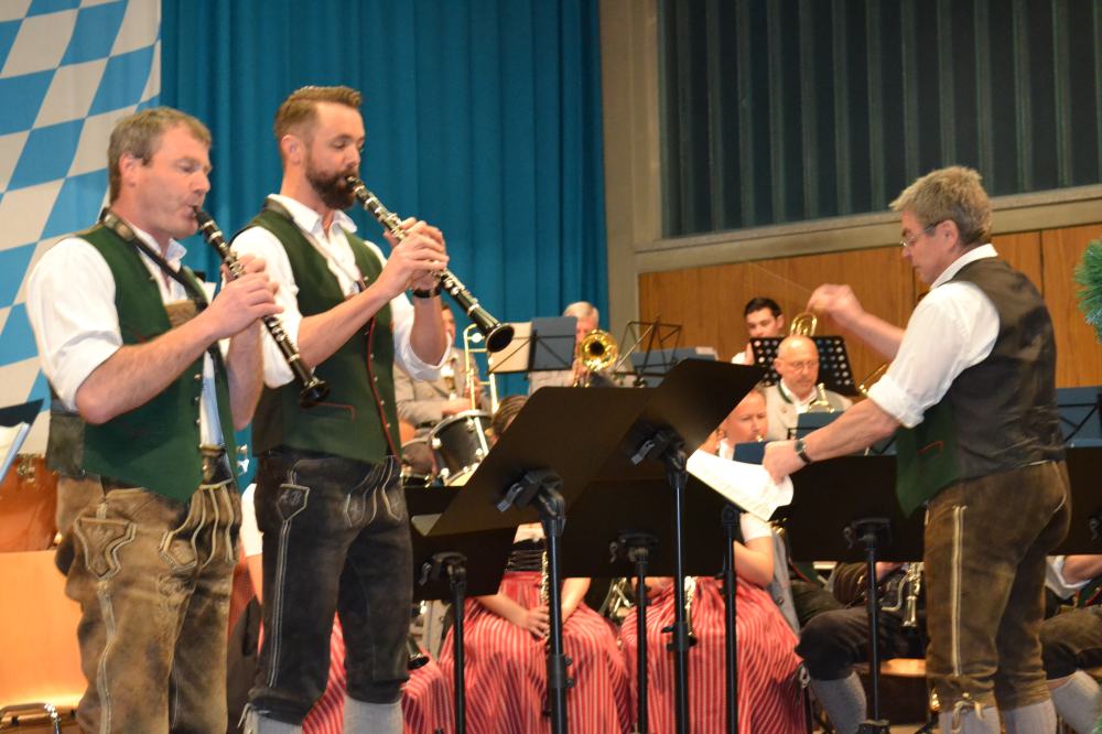 Ein Höhepunkt beim Josefikonzert, dem Jahreskonzert der Musikkapelle Niederaudorf, war die Konzertpolka „Klarinetten- Parade“, gespielt von Sebastian Thaurer (li.), Es-Klarinette, und Andreas Böhm (mit.), B-Klarinette. Rechts im Bild Dirigent Sebastian Kurz