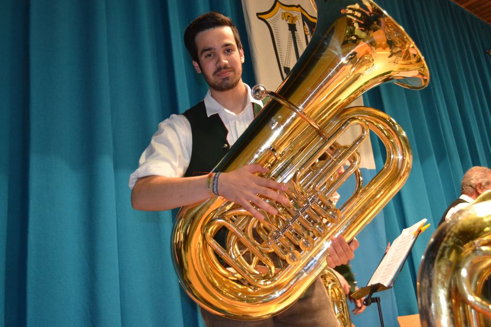 Tubist Johannes Hirnböck mit der gespendeten Tuba. Vielen Dank!